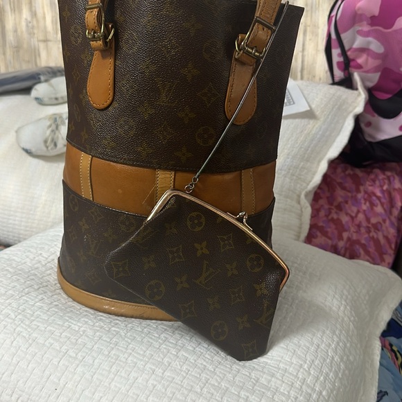 Louis Vuitton, French company monogram bucket bag - Picture 3 of 11